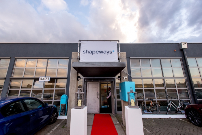 Bram, Jarek en Jeroen komen in vorm bij 3D-printspecialist Shapeways in Eindhoven